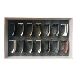 Caja de muestras con 14 acabados de jaladeras EDGE STRAIGHT de 40 mm de longitud